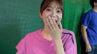 可憐な色白スレンダーの「美女キャスター」　剛球に身震いも…豪快フォームを披露