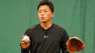 フライを「両手で捕れ」は正しいのか？　プロの名手が野球少年へ明かす守備のコツ