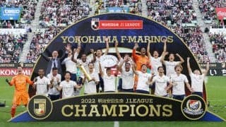 「最高すぎないか」「これ凄い！」CFG特権！日産スにJ1シャーレとプレミアトロフィーが並ぶ、OBライト＝フィリップス氏も来日