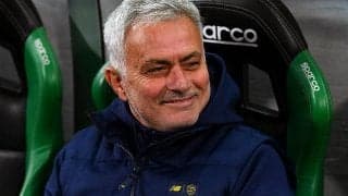 モウリーニョがさすがのファン対応！　HT明けに少年ファンへジャージをプレゼント