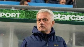 「愛される理由だな」ASローマのモウリーニョ監督、ベンチ裏の少年に「ジャージをプレゼント」! HT後の出来事にファン歓喜