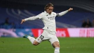 「モドリッチも人間」レアル・マドリード10番が衝撃の「決定機ミス」！  至近距離からの「枠外シュート」にファンも反応