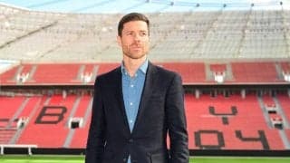 「スニーカーでこのタッチえぐい」シャビ・アロンソ監督が”現役さながら”のワンタッチパス! ベンチで見せた美技が話題に