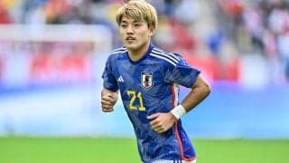 「アイテムが全部かわいすぎる」カタールW杯へ出発する堂安律の「私服姿」が話題! キャップやヘッドホンを着用したファッションにファン歓喜