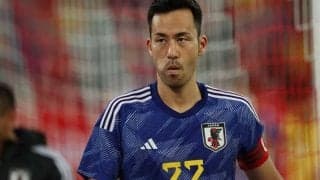 日本代表のキャプテン吉田麻也が即席サイン会でさすがの“仕切り”  長友佑都も好アシスト