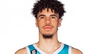 観客の足に乗ってまたも左足首をねんざ。オールスター選手ボールが、不運なケガでコートをあとに