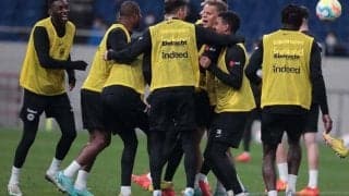 「修学旅行感」「長谷部先生が引率」日本ツアー中のフランクフルト若手たちが“浅草寺の煙”を浴びる姿が話題！「木刀は買ったかな？」