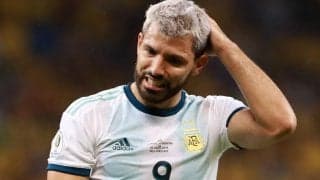 カタール行きの機内で表情曇るアグエロに「良いフライトを」、ご機嫌なブラジルサポーターとまさかの相乗り…