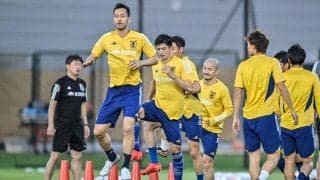 W杯開幕前日に日本代表がキャプテン交代⁉ 練習前の集合写真で起きた西シェフの衝撃早着替えに、ファンから「こういうのめっちゃ好き」「雰囲気よさげ」の声