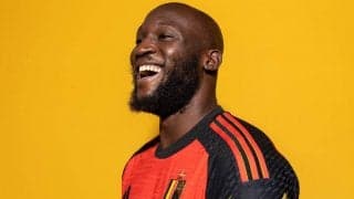 「すでに2ゴール」「ピッチ外で勝利」ベルギーFWルカク、女性乗務員との記念撮影に照れ「恥ずかしがり屋」