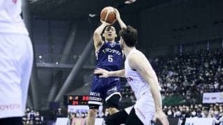 勝負の4Qに河村勇輝が大爆発…激闘を制した横浜BCがA東京にリベンジを果たす