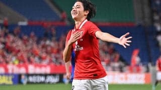 「あざといな〜」「持ち方可愛い」浦和MF小泉佳穂、首里城再建支援マッチでマスコット抱く姿が話題に！ドイツ戦の解説生配信にも出演