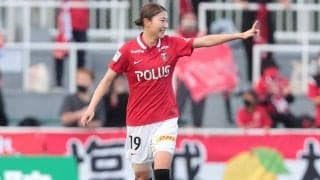 「セーター姿も可愛らしい」浦和L塩越柚歩が銀杏の下で萌袖披露「素敵すぎます」「So cute！」