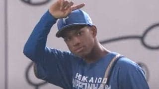 振り向きざまでドンピシャ爆肩発動　ハム万波の「強肩ほんと魅力的」「かっこえ～」