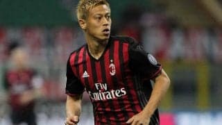 名門ミランの10番を着けた2人がカタールで再会！本田圭佑がレジェンドとの2ショットを披露「最近の子供たちは分かってくれるかなー？」