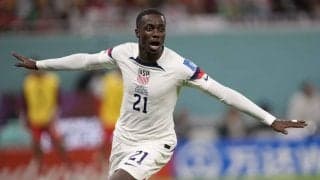 ｢レジェンドの遺伝子は生きています｣\"リベリアの怪人\"の息子・アメリカ代表FWティモシー・ウェアの「右足アウトサイド\"技巧的\"ゴール｣に反響! 「あそこで右足アウトで打つのは父親譲り」