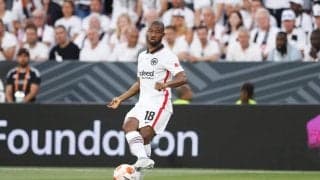 日本代表・鎌田大地＆長谷部誠のチームメイトによる｢試し斬り｣が反響! 巻藁の両断にファンから｢Sensei｣の声が挙がる