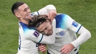 「エグい。エグすぎる」イングランド代表の”シティコンビ”による「15mリフティングパス」が話題! ランニングシューズで見せた超絶スキル