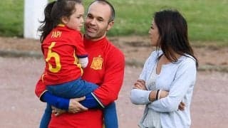 「VIP席じゃないの？」家族でスペイン代表のW杯初戦を見守るイニエスタの姿が反響！「近くだったら驚く」