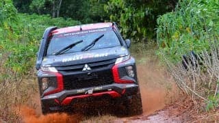 AXCR：前日夜に大雨の難コンディションの中、SS4を終えチーム三菱ラリーアートのチャヤポン・ヨーターは総合首位を維持