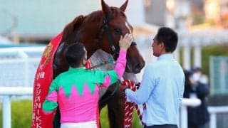 【京都2歳S】M.デムーロ「他馬が来てから集中した」グリューネグリーンが重賞初制覇