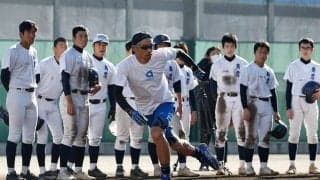 イチロー氏「僕の興味で来ました」　都立新宿高を電撃訪問、ノック170本に生徒泥だらけ