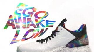 EGOZARUの人気バスケットボールシューズ「EGO AWAKE LOW」の新色は「ホログラム」