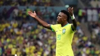 ブラックスーツにゴールドの組み合わせ、ブラジル代表ヴィニシウスが『GOLDEN CONCEPT』との新コラボ製品を公開