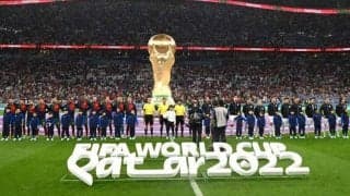 活動家がカタールW杯でピッチに侵入し試合中断…「ウクライナを救え、イランの女性に敬意を」と主張