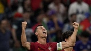 ｢ハグしてるの熱いな｣ポルトガル代表MFブルーノ・フェルナンデスによるC・ロナウドへのクロスが｢直接ゴール｣!! ファンから不仲説も囁かれていた2人の「得点直後の抱擁」にも注目