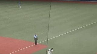 見落とし厳禁…痛烈打球でもグラブ不要「凄すぎる」　今季屈指の53歳“隠れ美技”