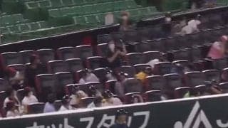 鷹ナインも喝采…「お客さん捕るの上手い」　今季屈指の“超反応”が「ナイスキャッチ」