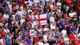 「本当に恥ずかしい行為」ゴミ拾いが話題の一方で、イングランドサポーターが中身入りのカップをみんなで投げ捨て炎上「アルコールを提供したくない理由だろう」