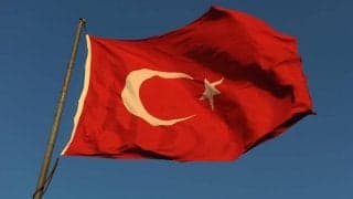 スタンドに花火が撃ち込まれ子供が負傷、乱入したファンは選手を殴打…蛮行に次ぐ蛮行で試合中止に