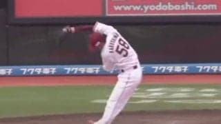 「異次元すぎる」「こっちもヒヤヒヤ」　激突寸前が…惨劇回避、今季No.1の“空中美技”