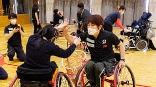 大切なのは柔軟な考えと工夫　特別支援学校での車いすバスケ体験