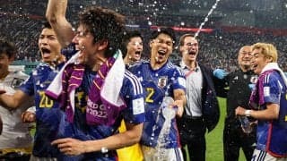 「本当に泣ける…」スペイン相手に劇的勝利、日本代表選手たちが勝利後のロッカー＆バスで歌った曲は？久保建英がスピーカー持ってファンの前に