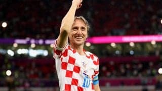 世界中が驚いた日本代表の美女サポーター、ベスト8懸けて戦うクロアチア主将モドリッチとの激レア2ショット披露も「日本が勝たせて頂きます」