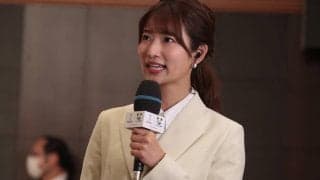 「三脚担ぐ女子アナいたんか笑」「これも日本代表チーム」テレ朝・安藤萌々アナがカタール現地取材の裏側を披露、内田篤人もお手伝い「道具持つ姿カッコイイ！」