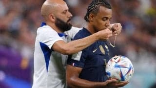 「今グリーズマンに怒られた？」試合中もネックレス着用のフランス代表クンデ、デシャン監督からもお叱り「許されない」