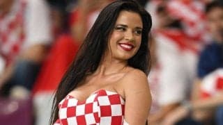 カタールで“最もセクシーなファン”が日本と戦う母国クロアチアにエール！ハイレグ姿で国旗を振りかざす