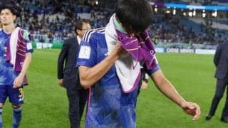 「見るだけで泣きそうになる」試合後に号泣した三笘を裏で抱きしめる森保監督の姿が反響「本当の親子みたいだ」