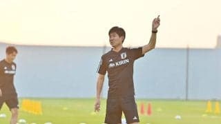 「こんな写真朝から泣くわ」「本当の親子みたい」三笘薫を森保監督が抱きしめる「試合後の裏写真」に25万いいね！ 失意のクロアチア戦後の「絆の瞬間」