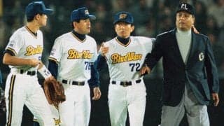 明らか大誤審、ナインは試合続行“拒否”　物々しいグラウンドで起きた「伝説の10分」