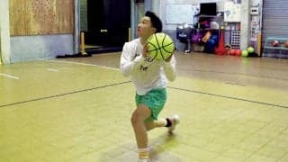 全ての中高生に知ってほしい！ 基本のシュートを決め切る極意〈ゴール下のシュート編(5)〉[リバイバル記事]