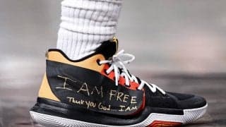 シューズ界の大物FAとなったカイリーがホーネッツ戦で“I AM FREE”と書いてアピール