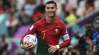 「夢のようだね」完全に惚れている!? ボールを手渡すスタッフの女性、C・ロナウドに夢中「ロナウドを愛しているようだ」