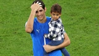 「愛くるしい」「素晴らしい瞬間」モロッコ躍進の立役者GKボノ、グローブつけた息子と激闘のピッチで戯れる姿が可愛過ぎると話題「将来の守護神か？」