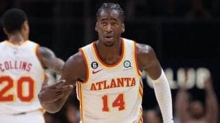 OTの激闘にホークスが辛勝…ルーキーの劇的な逆転ブザービーターでブルズを退ける