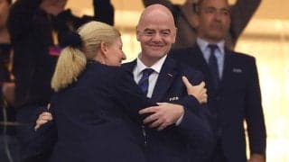 FIFA会長がイエローカード? レジェンドvs労働者の特別マッチ開催、主審の会長にカードを出されたのは!?